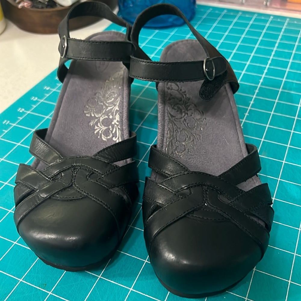 Aetrex black closed toe wedge